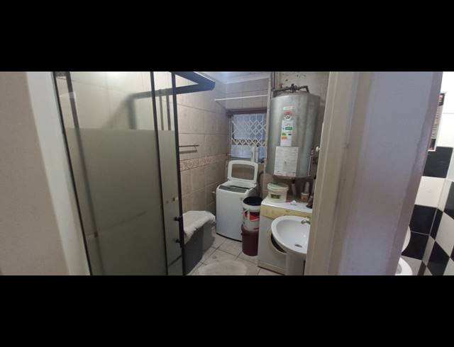 2 BEDROOM FLAT FOR SALE IN WOODHURST